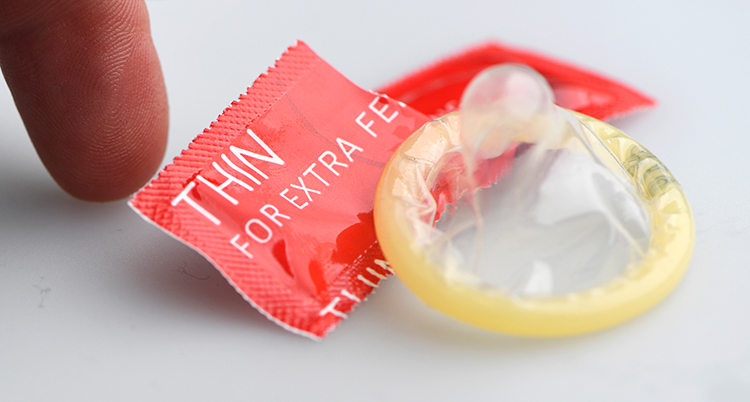 ett öppnat paket med en kondom.