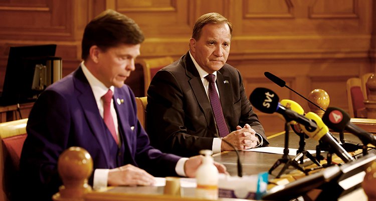 Stefan Löfven sitter bredvid talmannen.