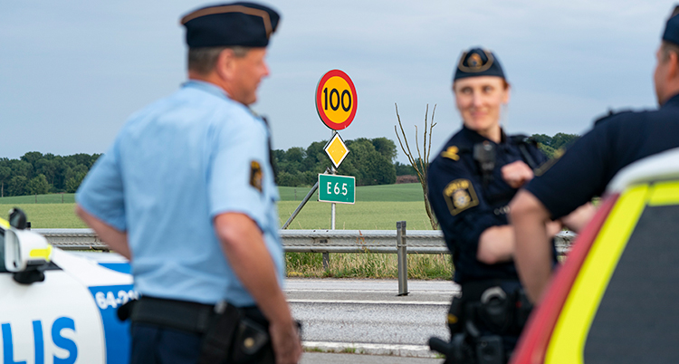 Bild på poliser vid E65.