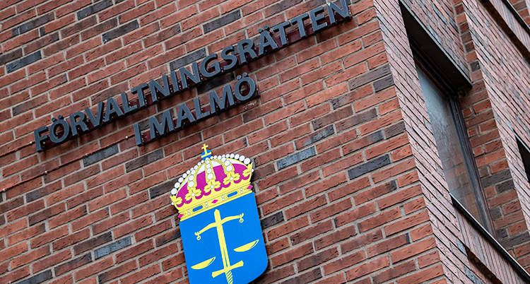 Förvaltningsrättens logga på fasaden i Malmö.