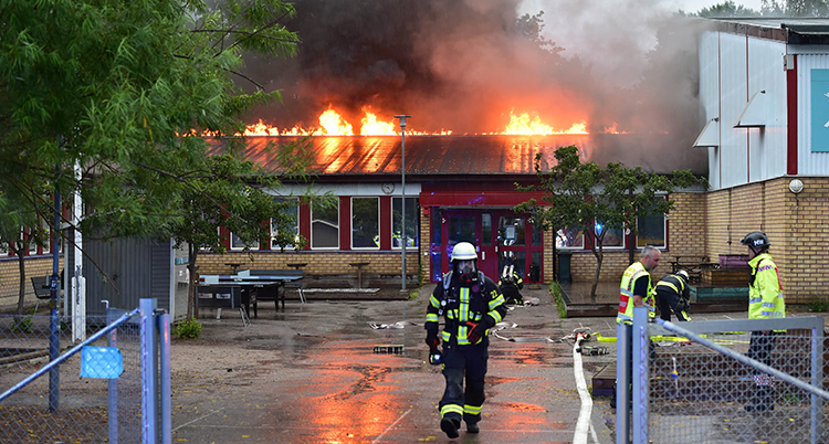 Bild på skolan Vittra Kungshagen som brinner.