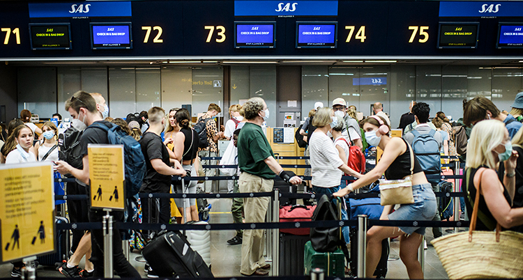 Bild på massa människor vid en flygplats.