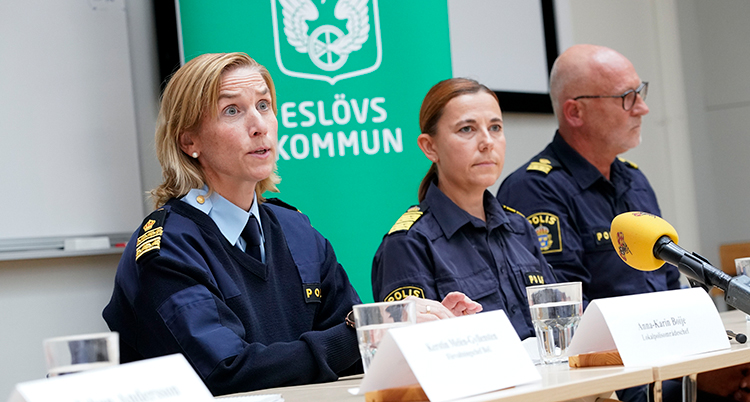 Bild på poliser som pratar med journalister i Eslöv.
