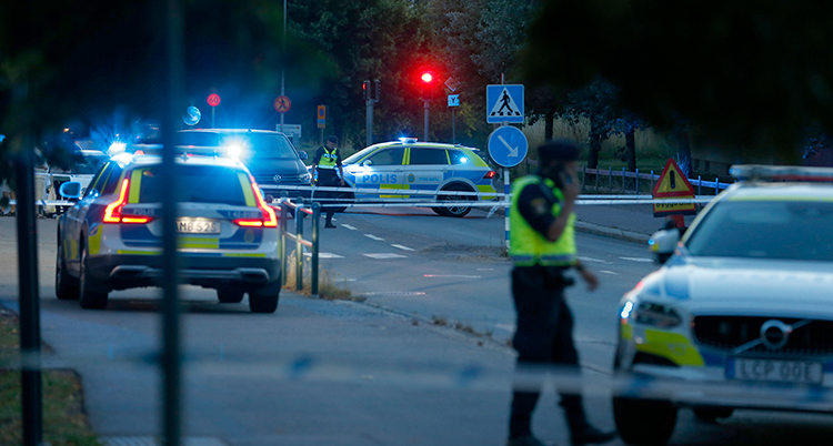 Poliser har spärrat av en gata.