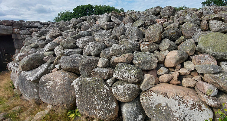 Många grå stenar i en hög.