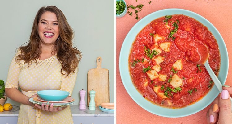 Kocken Jessica Frej håller i tallrikar. Till höger är en bild på tomatsoppa.
