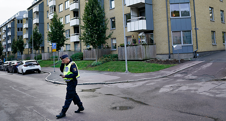En polis går på en gata i Göteborg.