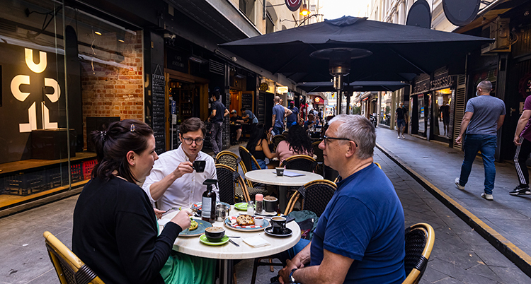 Människor fikar i staden Melbourne i Australien.