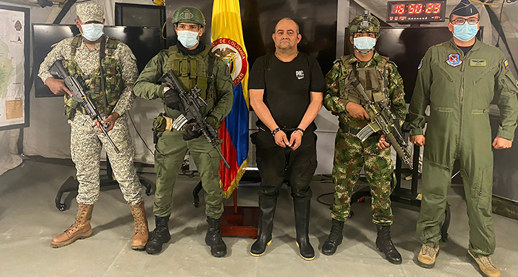 Soldater har gripit ledaren för ett stort gäng i Colombia.