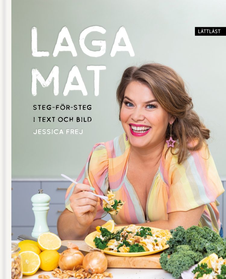 Omslaget på boken Laga mat. Kocken Jessica Frej tittar glatt in i kameran.
