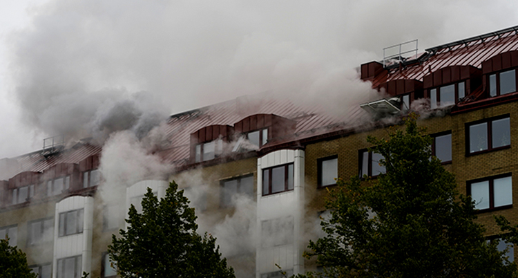 Ett stor hus. det kommer rök ur fönstren.