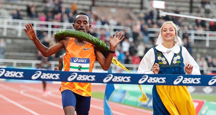 Den etiopiska löparen Fikadu Teferi vinner Stockholm marathon.