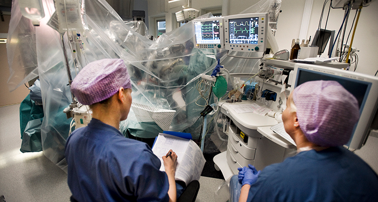 en operationssal med två personer klädda i operationskläder.