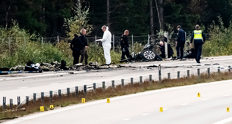 Personer undersöker olycksplatsen.