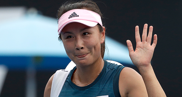Tennisspelaren Peng Shuai vinkar.