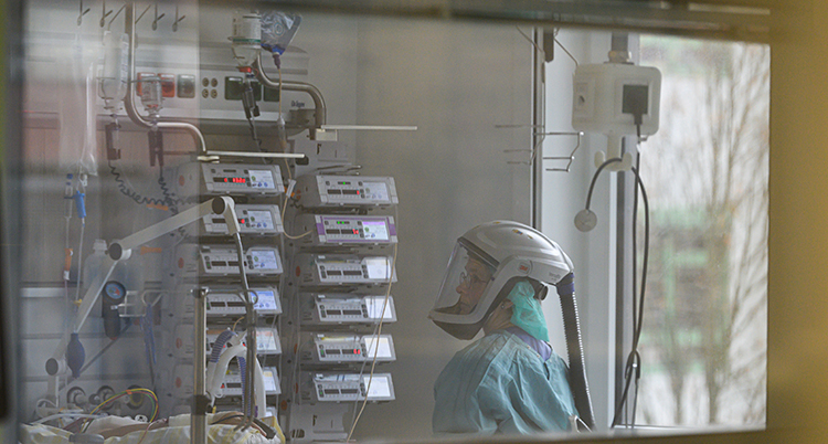 En sjuksköterska med mask i ett sjukhus i Tyskland.