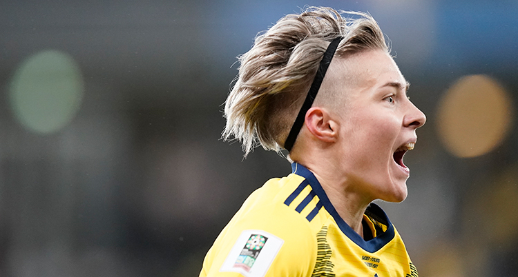 Lina Hurtig jublar. Hon har gjort mål i fotboll för Sverige.