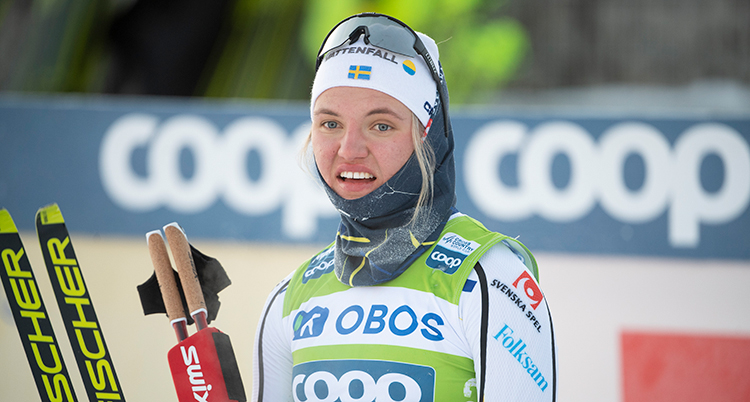 Linn Svahn med skidor i handen.