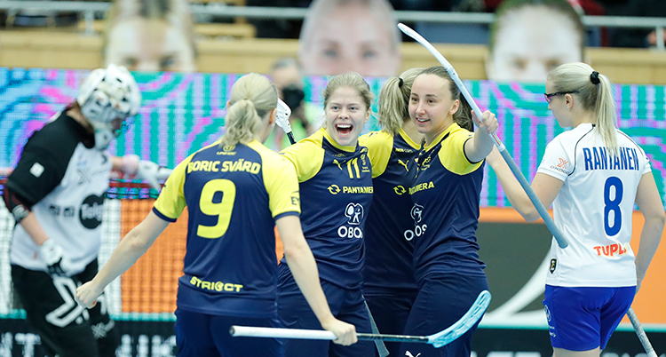 De svenska damerna firar ett mål i innebandy-vm.