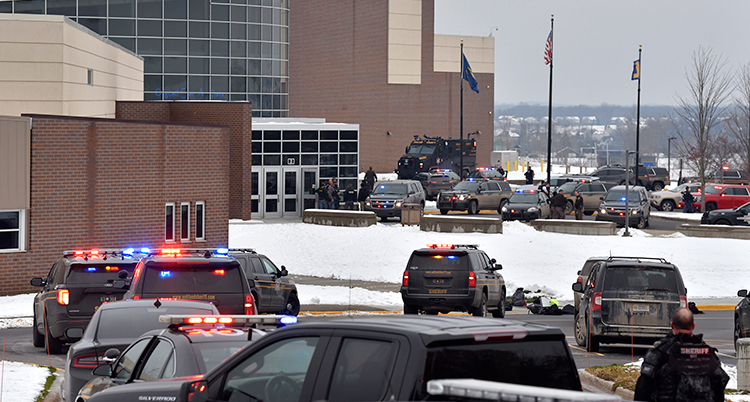 Många poliser och bilar utanför en skola i USA där det har varit en skjutning.