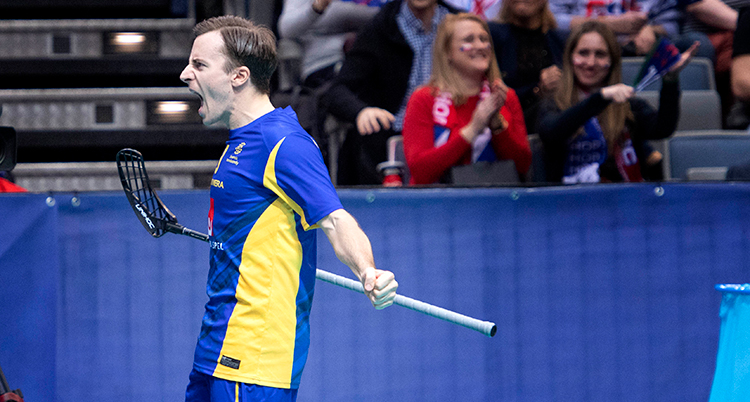 Sveriges Alexander Galante Carlström firar ett mål i innebandy.