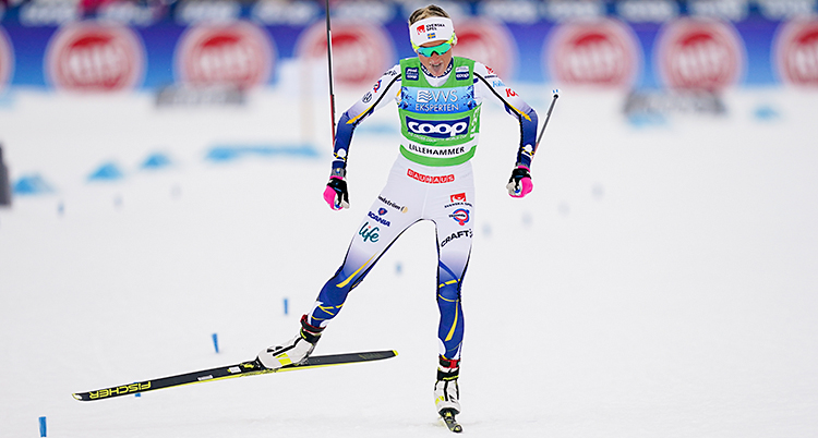 Frida Karlsson åker skidor på en tävling.