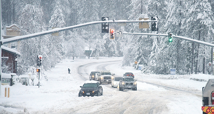 En bil har fastnat i snön i Kalifornien, USA.