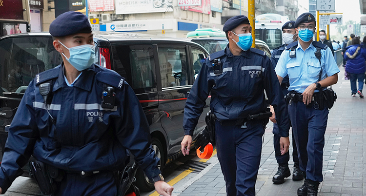 Poliser är på väg in på en redaktion i Hongkong.