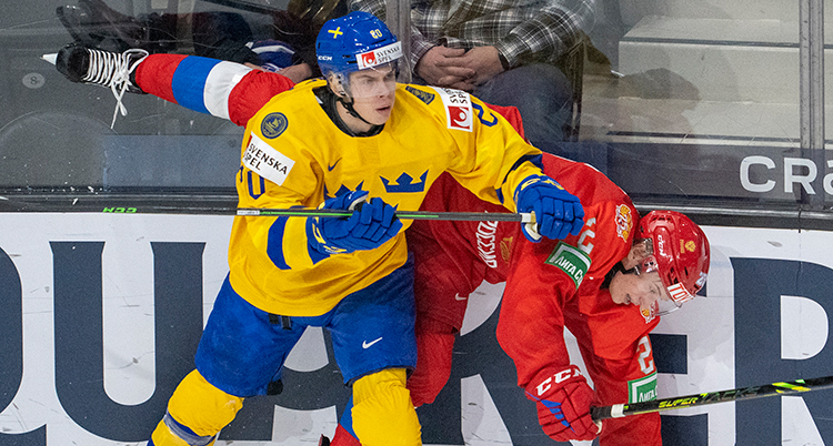 Albert Sjöberg spelar ishockey för Sveriges unga landslag.