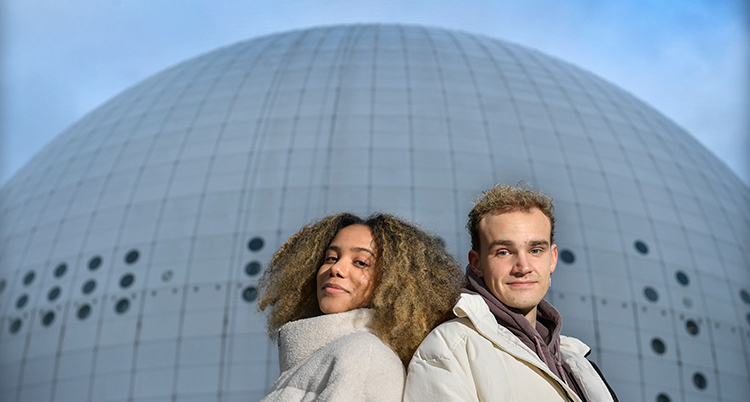 De står rygg mot rygg ute, utanför Globen