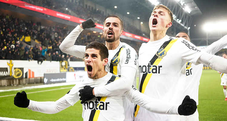 Spelare i AIK kramas efter att de gjort mål.