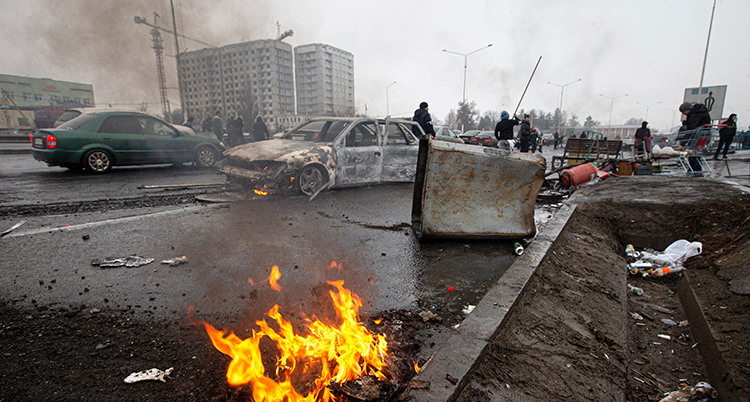 Det brinner på en gata i Kazakstans största stad Almaty.