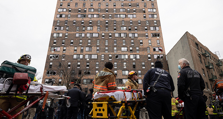 Räddningstjänsten står utanför ett hus i New York, USA.