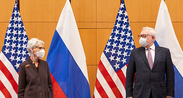 USAs och Rysslands representanter framför amerikanska och ryska flaggor.