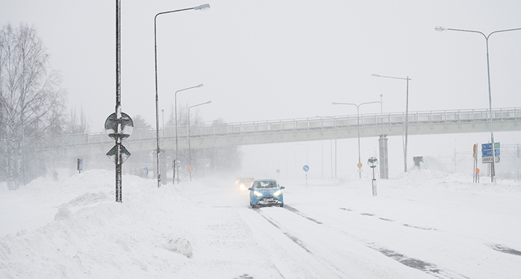 Snöig gata i Umeå.