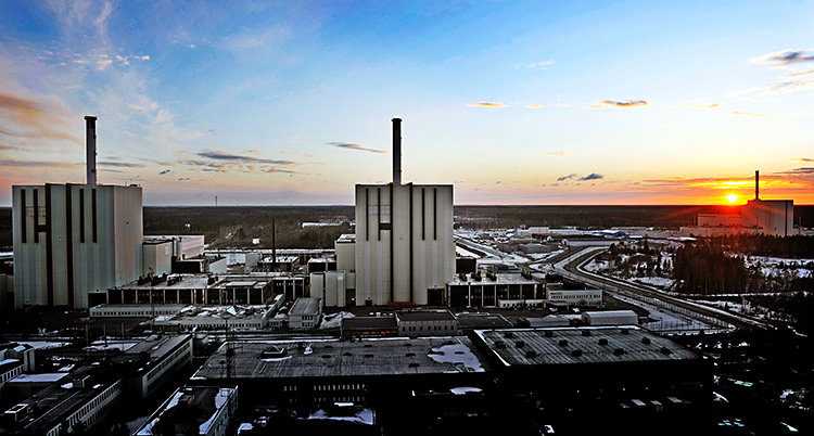 En bild uppifrån som visar de stora byggnaderna på Forsmarks kärnkraftverk.