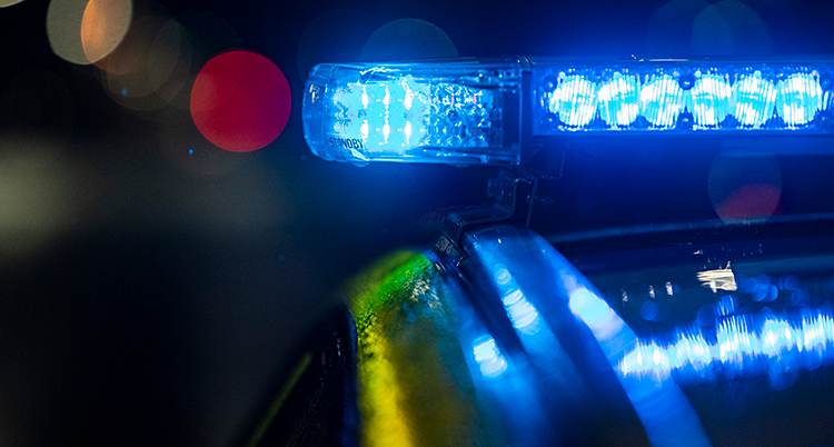 En närbild på blåljusen på en polisbil.