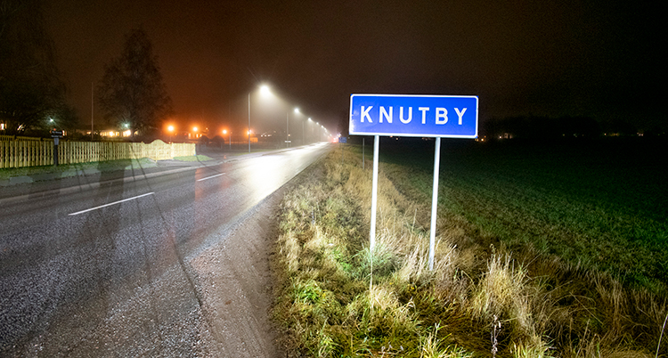 En bild på vägskylten till Knutby.
