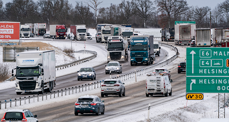 En stor väg med snö och många bilar. Foto: TT