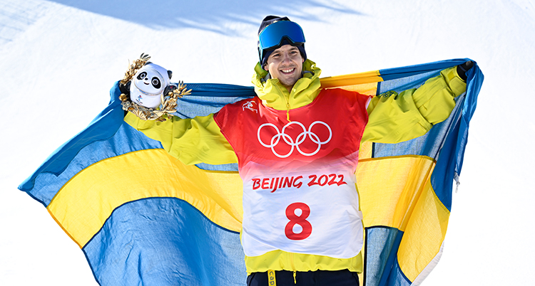 Jesper Tjäder firar sitt brons i OS i Peking.