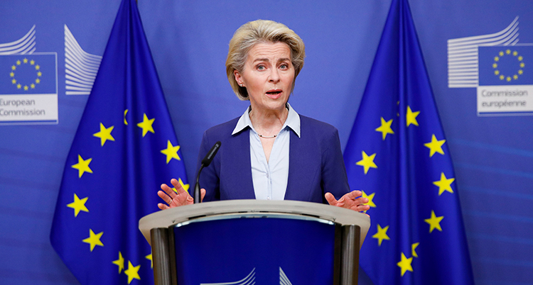 Leyen i en talarstol framför EUs flagga