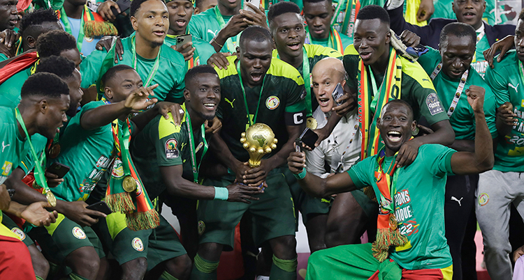 Senegals lag i fotboll firar att de vunnit Afrikanska mästerskapet.