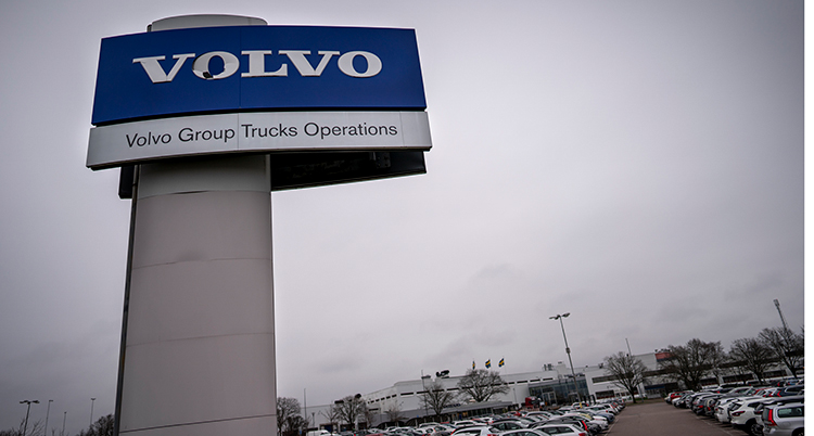 Volvo lastvagnars skylt utanför fabriken Tuve i Göteborg.