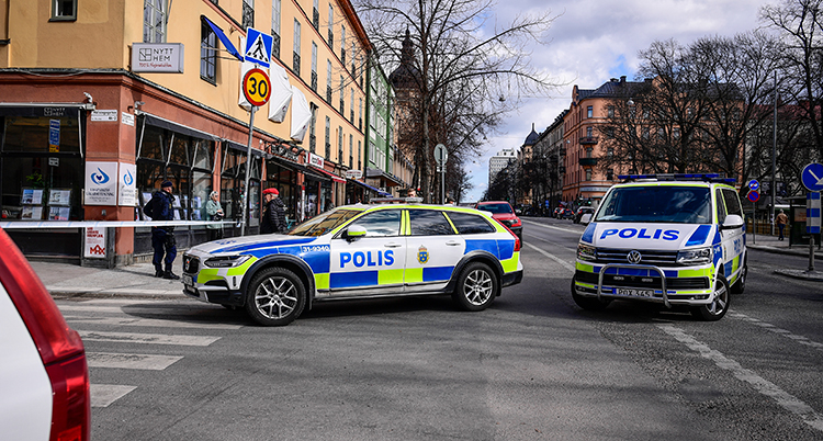 Polisbilar på en väg i Stockholm.