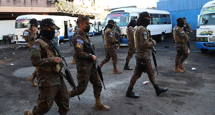 Soldater går på en gata i El Salvador.