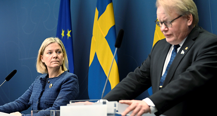 Sveriges statsminister Magdalena Andersson och försvarsminister Peter Hultqvist på en pressträff.