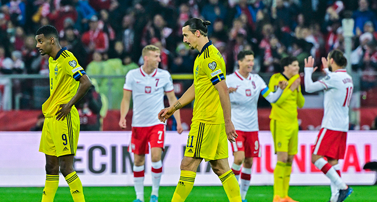 De svenska herrarna är ledsna efter en förlust i fotboll mot Polen.
