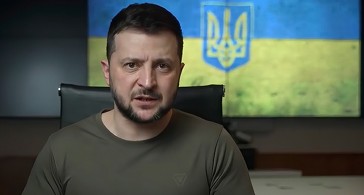 Porträtt av Ukrainas president Volodymyr Zelenskyj med en ukrainsk flagga bakom.