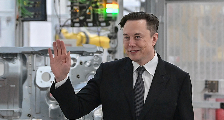 Elon Musk vinkar.