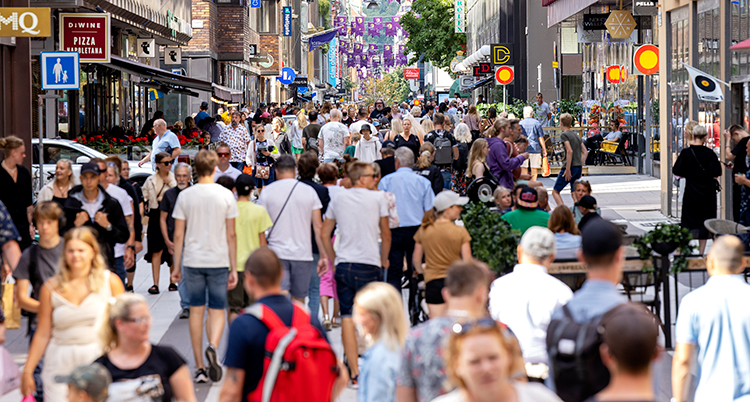 Många människor på en gata i Stockholm.